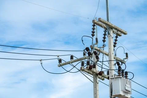 Electrical utility pole equipment featuring power transmission cables and i.. Foto stock