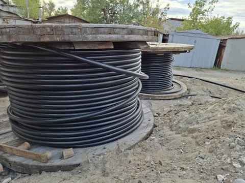 The electrical wire is laid from massive spools on the site Fotos de archivo