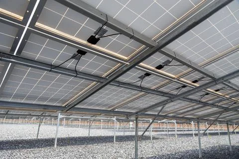 Electrical wiring system under solar panels for clean renewable energy Stock-Fotos