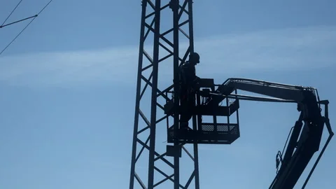 Electrician checking fixing broken electric wire on pole. Stock-Footage 141760608