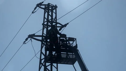 Electrician checking fixing broken electric wire on pole. Stock-Footage 141761454