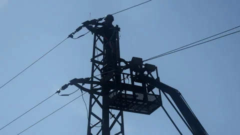 Electrician checking fixing broken electric wire on pole. Vidéo 141761488