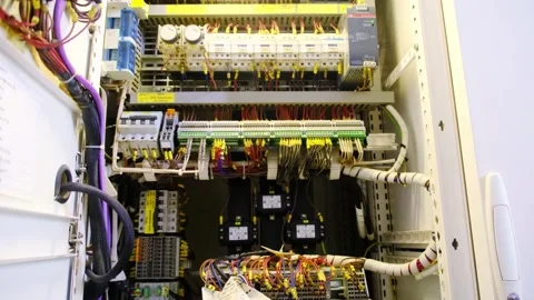 Electrician checking a fuse box Видео 158498177