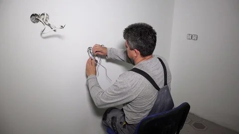 Electrician connect wires to electrical socket and screw with screwdriver Vídeo Stock 121921633