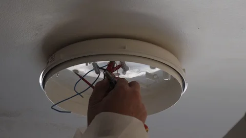 Electrician connecting ceiling light wires Vídeos de archivo 90925976
