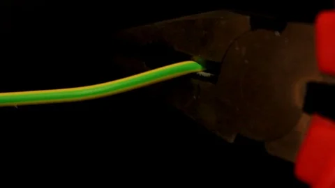 Electrician cutting the cable end using a stripper cutter on black background Vídeos de archivo 86414076
