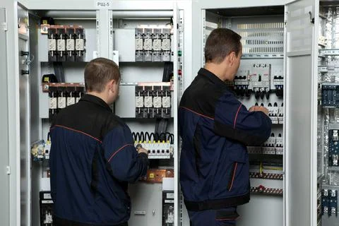 Electrician engineer work tester measuring voltage and current of power elect Foto stock
