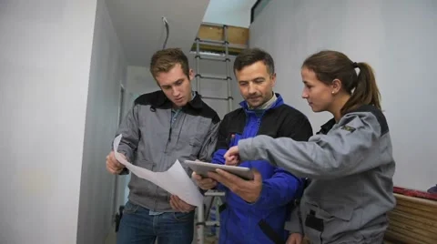 Electrician explaining trainees building electric plan Stock Footage 45656735