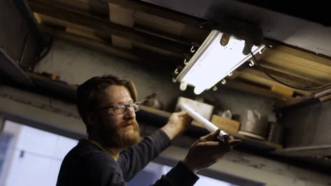 Electrician Fixing Neon On The Ceiling Видео 112648698