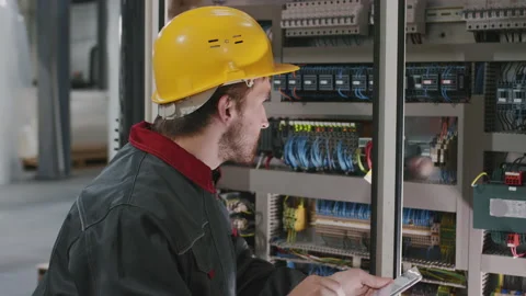 Electrician Installing Electric Panel Vidéo 147328588