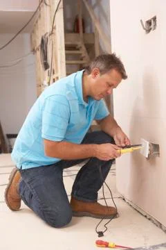 Electrician Installing Wall Socket Foto stock