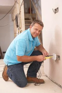 Electrician Installing Wall Socket Foto stock