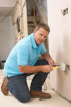 Electrician Installing Wall Socket Foto stock
