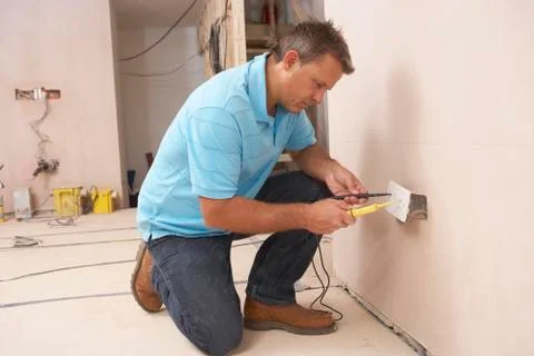 Electrician Installing Wall Socket Foto stock