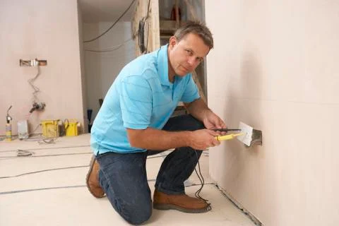 Electrician Installing Wall Socket Foto stock