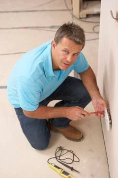 Electrician Installing Wall Socket Foto stock