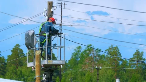 Electrician repairs power lines. Stockbeeldmateriaal 113013496