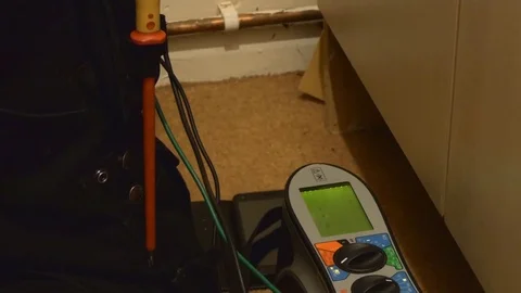 Electrician testing house wiring Vídeo Stock 81496171