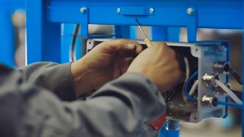 Electrician Whit Electrical Cables. Engineer at work with electric Vídeos de archivo 80826267