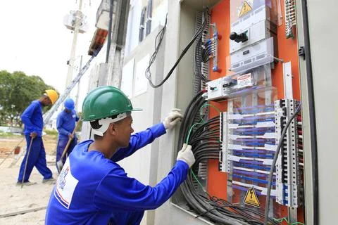  electrician working on electrical panel itabuna, bahia, brazil - may 23, ... Foto stock