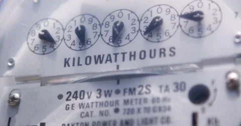 Electricity meter reader on side of house with mechanical dials 4k Stockbeeldmateriaal 50362431