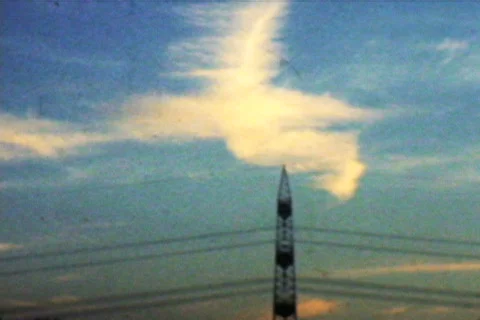 Electricity Pylon Cloud Composition - Vintage Super8 Film Vídeos de archivo 474470