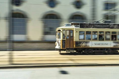  Electrico historische Straßenbahn Eléctrico in Bewegung, Porto, Portugal,. Stock Photos