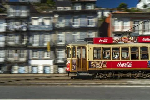 Electrico historische Straßenbahn Eléctrico in Bewegung, Porto, Portugal, . Stock Photos