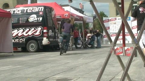 Electro bike inline village Vídeos de archivo 809267