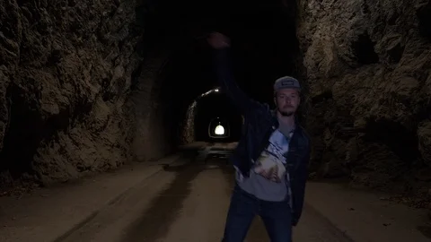 Electro dance in dark tunnel Vídeos de archivo 107147615