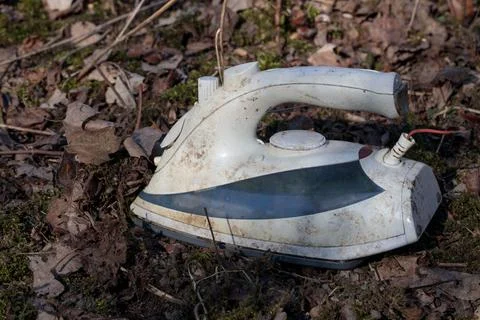 Electro junk, abandoned in the woods. The problem with recycling. An environm Foto stock