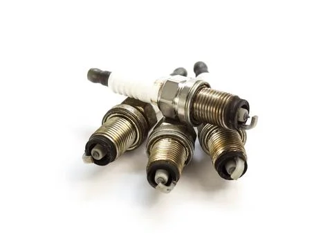 The electrode on the used iridium spark plug. Close up. Isolated on a white b Stock-Fotos
