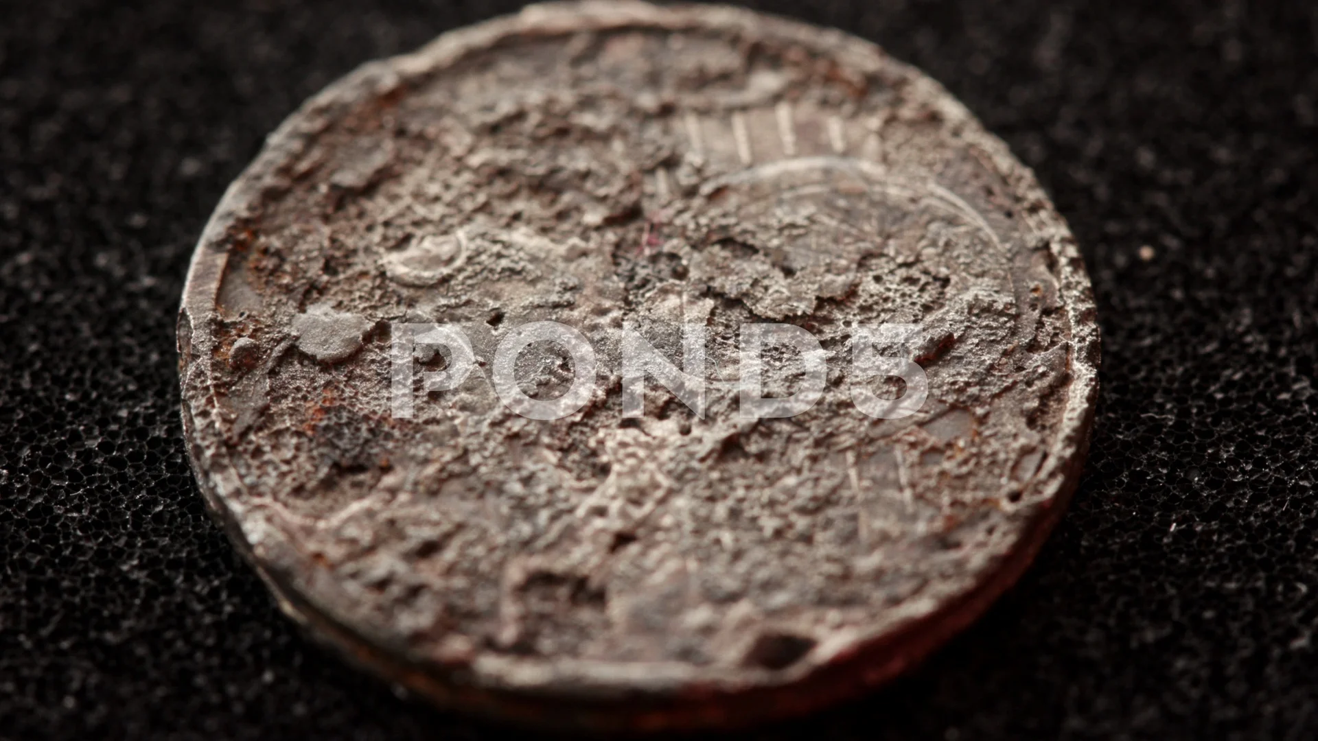 electrolysis cleaned rusted coin zoom in