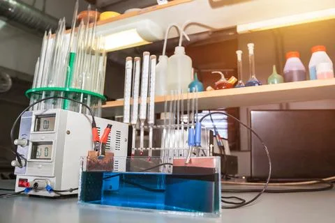 Electrolysis process. Equipment for electroanalysis and container with blue a Stock-Fotos