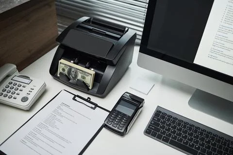 Electronic Bill Counter Processing Cash Money in Modern Bank Office Workspace Stockfoto's