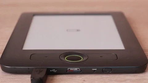 Electronic book battery charging Vídeo Stock 86055236