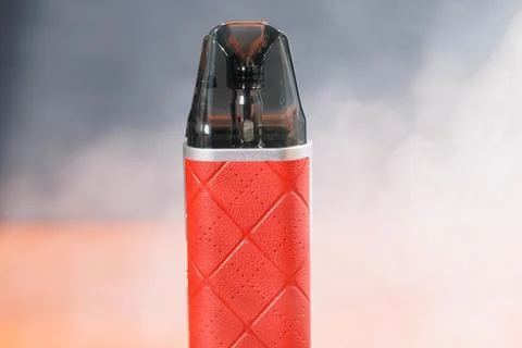 Electronic cigarette on the table surrounded by smoke Stockfoto's