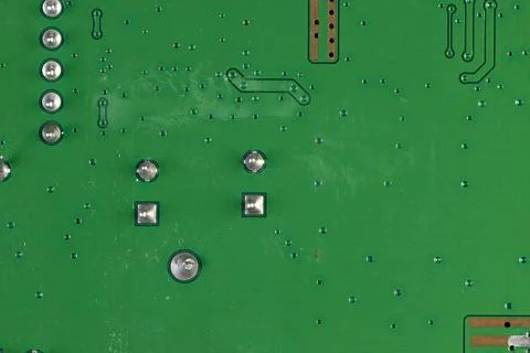 Electronic circuit board with a large number of contacts, a simple green prin 스톡 사진