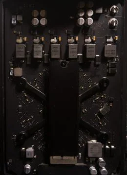 Electronic circuit board with processor and metal components, showing old c.. Foto stock
