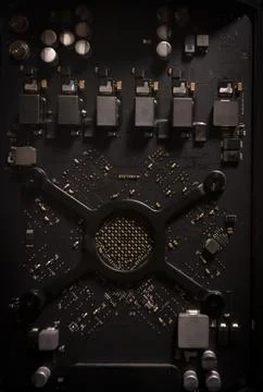 Electronic circuit board with processor and metal components, showing old c.. Foto stock