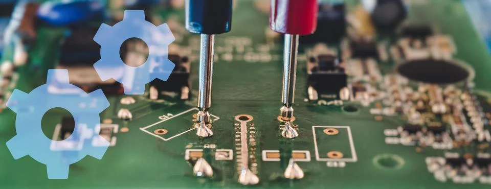 Electronic Circuit Board Testing with Multimeter Probes and Gear Icons for PC Stock-Fotos