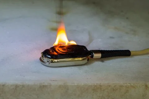 Electronic device ignites and damages casing due to system overheating Foto stock