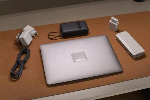 Electronic devices charging accessories on flat surface, overhead view Foto stock