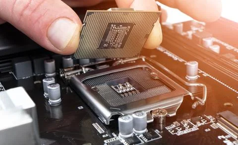 Electronic engineer installing microprocessor. Maintenance computer cpu har.. Stockfoto's