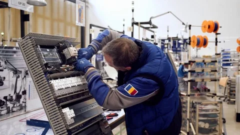 Electronic Engineer Working Circuits Automobile Slow Motion Production Line Vídeo Stock 128492355