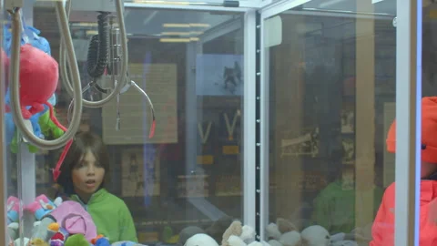 Electronic hand trying to take a toy in machine, use game unsuccessful attempt Видео 169870394