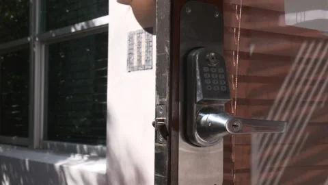 Electronic Keypad Door Lock on Residential Front Door Vidéo 342562800