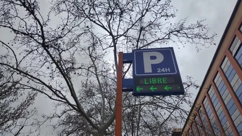 Electronic led parking sign indicating availability and temperature Vídeo Stock 340326711