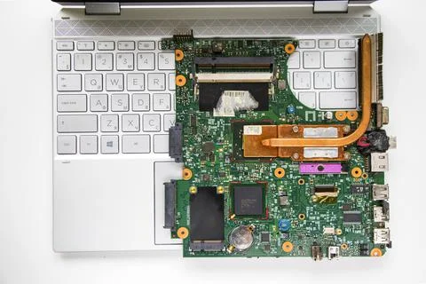 Electronic motherboard, isometric processor microchip, motherboard parts and  Stockfoto's