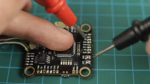 Electronic multimeter tool measuring voltage on ARM digital controller. Close up Vídeos de archivo 128819959
